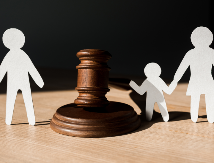 القوانين المتعلقة بحضانة الأطفال في حالات الطلاق: توازن الحقوق بين الأبوين