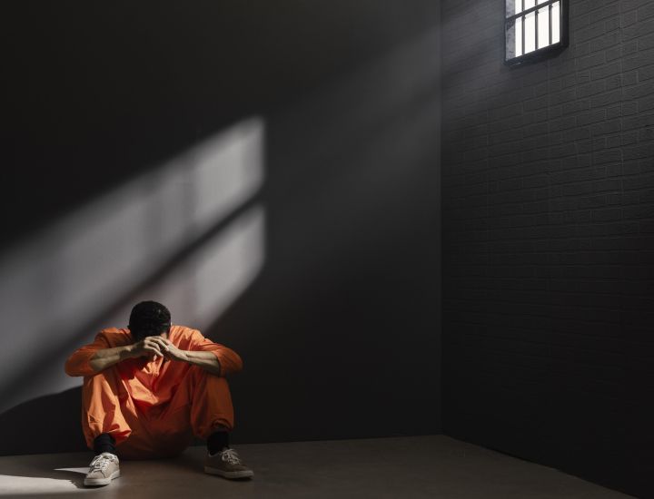 ماذا يحدث إذا أُدين شخص بجريمة لم يرتكبها؟ وكيف يتم تعويض عائلته؟