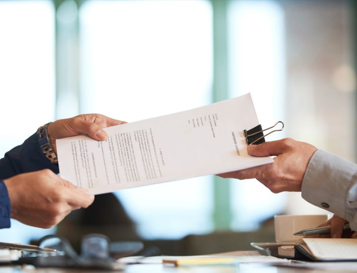 عقد العمل المحدد وغير المحدد: الفروق القانونية وآثارها العملية