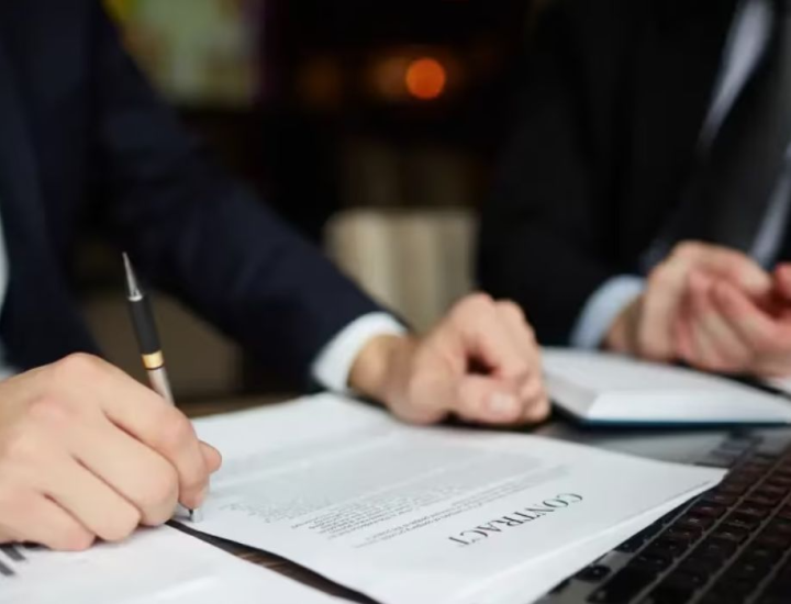 قواعد صياغة العقود في الإمارات: متى يلزم التسجيل والتوثيق؟