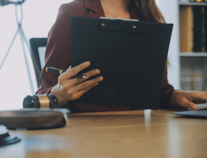 هل يحق للزوج منع زوجته من العمل؟