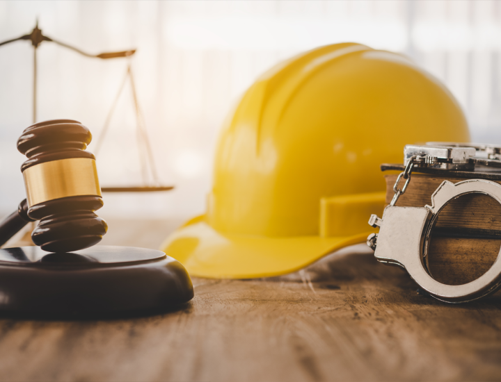 متى يكون الفصل من العمل غير قانوني، وكيف تحمي حقوقك؟